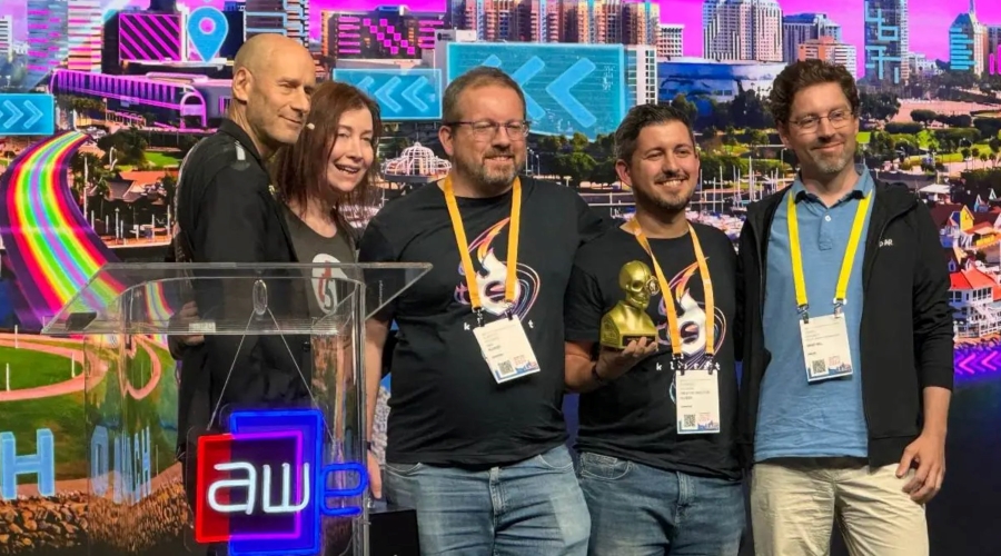 Eduardo y Alberto Saldaña, Fundadores Sons of the Bit, con parte de su equipo recibiendo el premio Auggie a mejor vieojuego de realidad aumentada | Imagen cedida por Sons of a Bit.&nbsp;